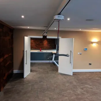 golift-ceiling-hoist-system-for-safe-and-discreet-patient-transfers-beside-door