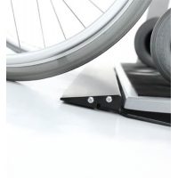 seca-685-multifunctional-handrail-and-wheelchair-scale-for-safe-and-precise-patient-weighing-ramp-access