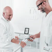 seca-scale-up-line-emr-validated-digital-handrail-scale-for-precision-weighing-worker-with-client-digital-system